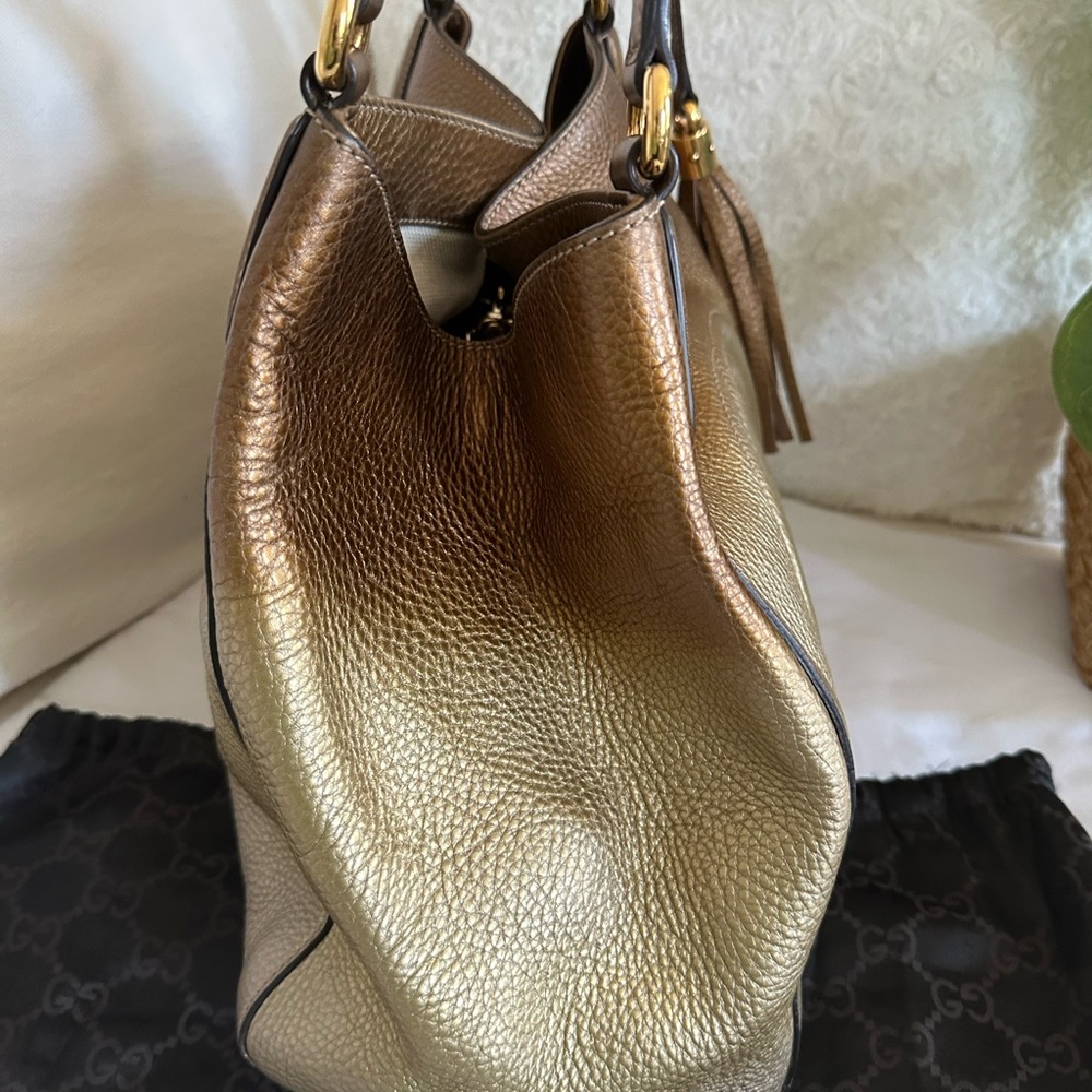 Gucci RARE Gold Ombre Pebbled Leather Shoulder Bag with Tassel - Picture 4 of 9